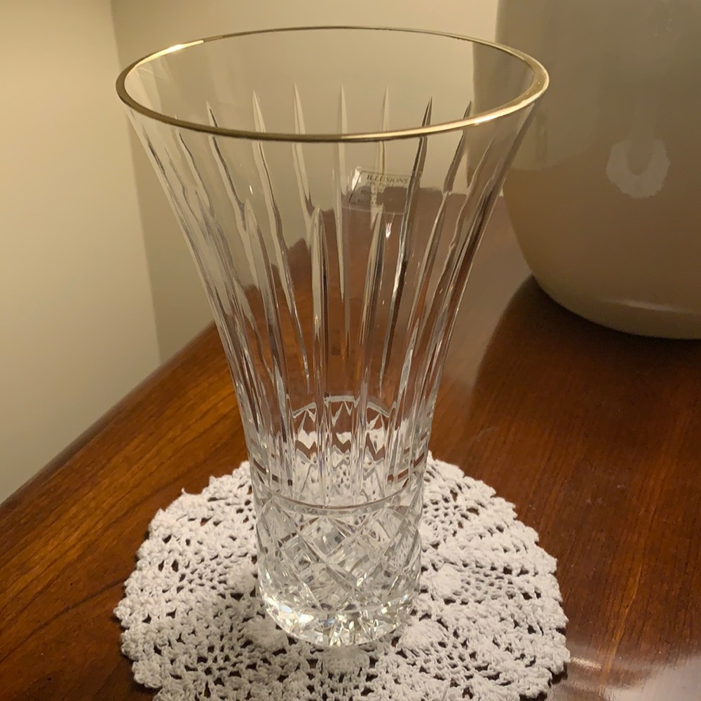 Illusions vase - 24% full lead handblown and handcut crystal vase with gold rim.